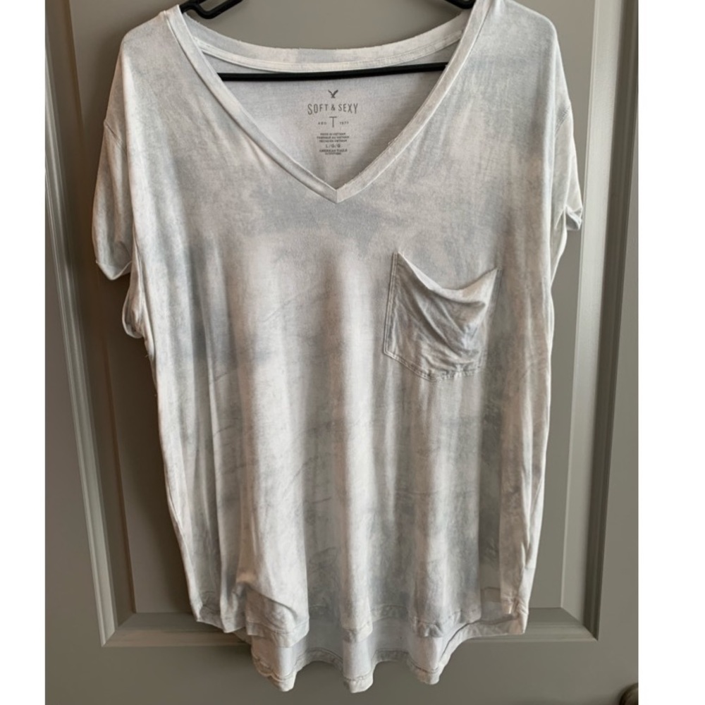 🦅American Eagle Soft T’s with pocket.